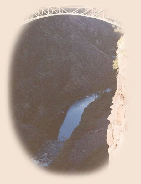 the crooked river gorge in central oregon, north of bend.